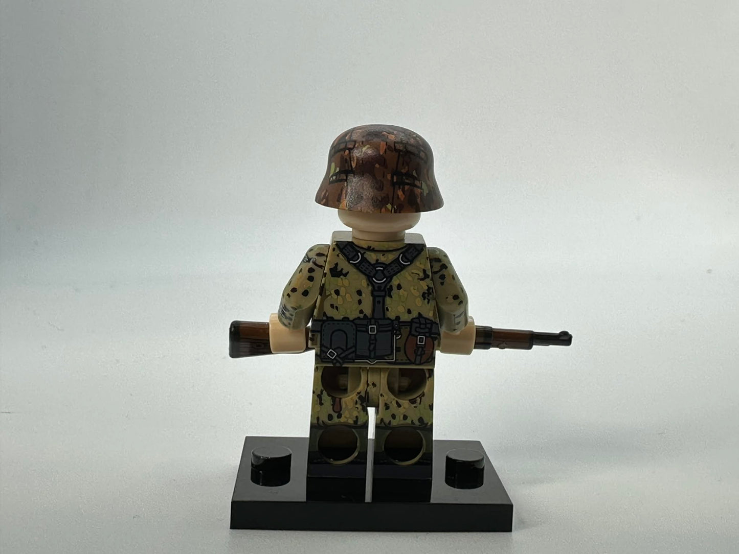 #35 WW2 German Red Pea Dot Camo Minifigure (Kar98k)