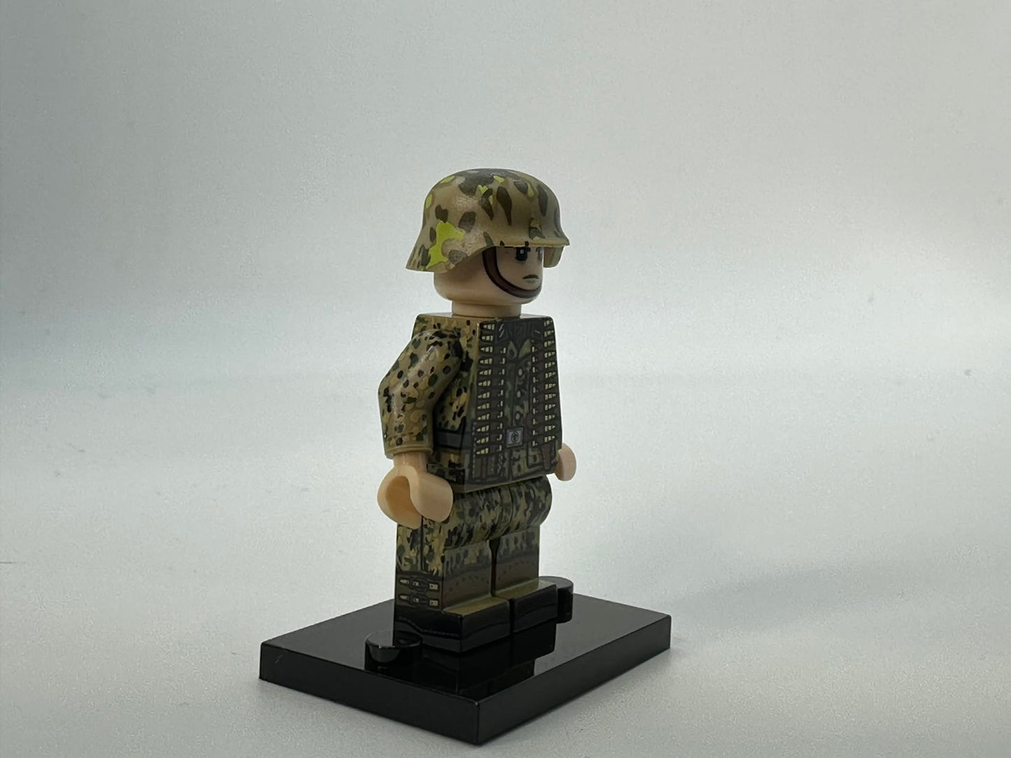 #36 WW2 German Pea Dot Camo Minifigure (MG-34)