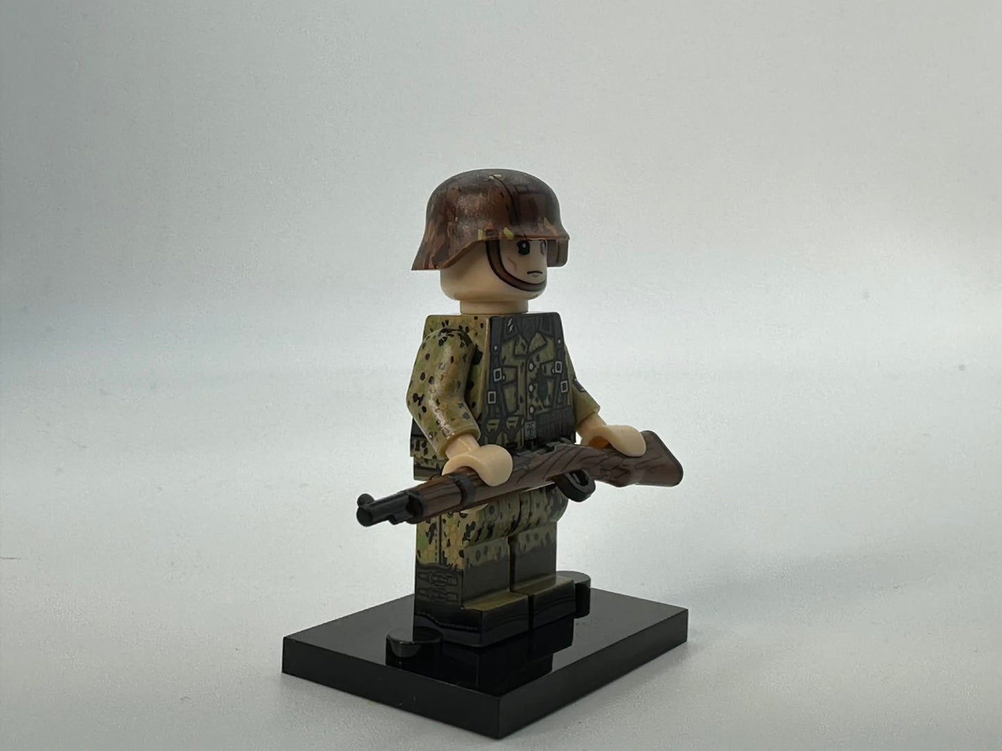 #35 WW2 German Red Pea Dot Camo Minifigure (Kar98k)