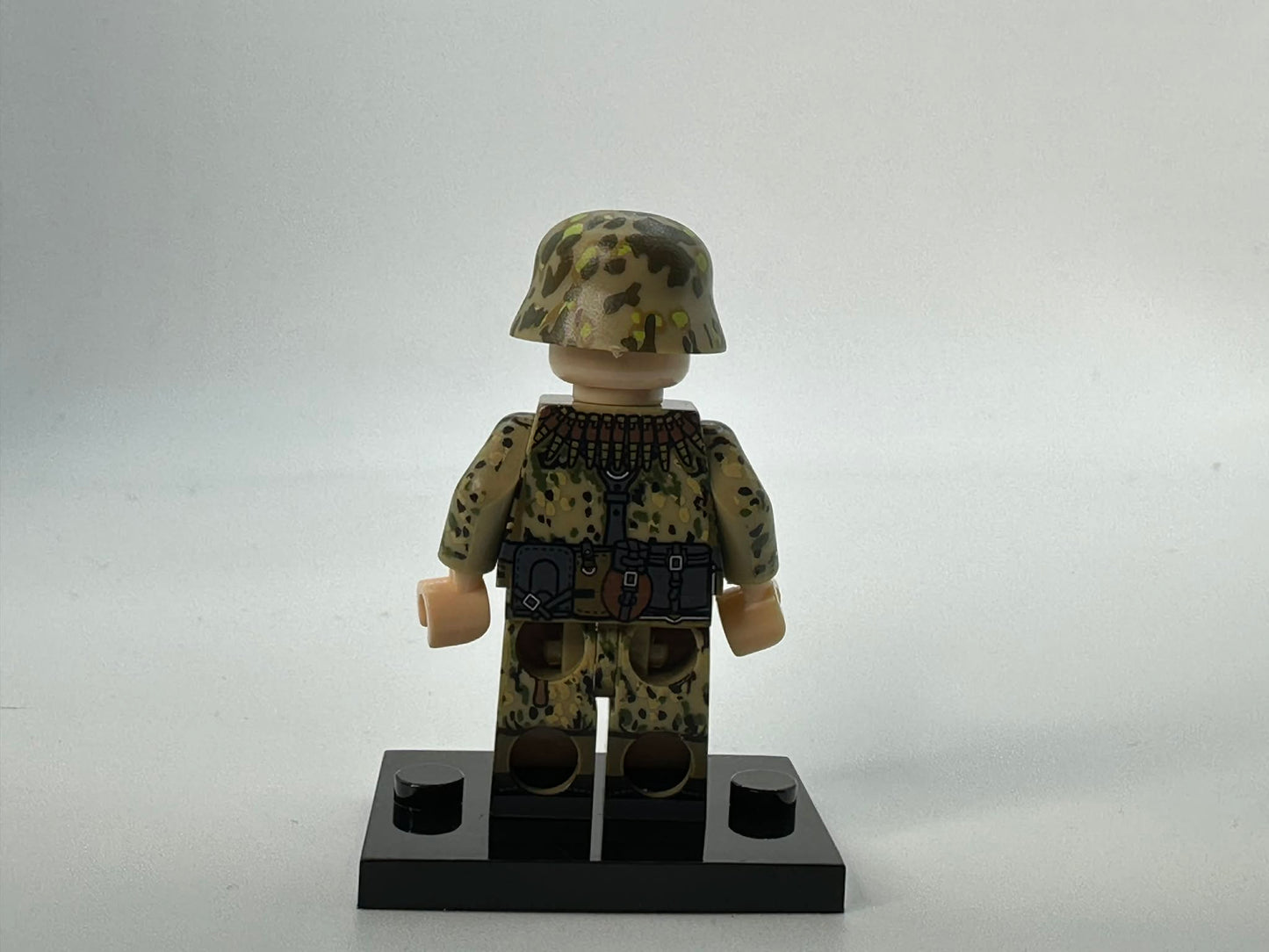 #36 WW2 German Pea Dot Camo Minifigure (MG-34)